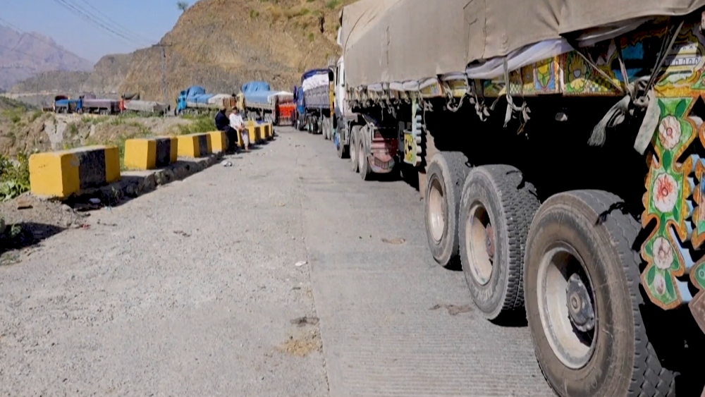 Border shutdown grinds Afghan economy to halt, deepening humanitarian crisis